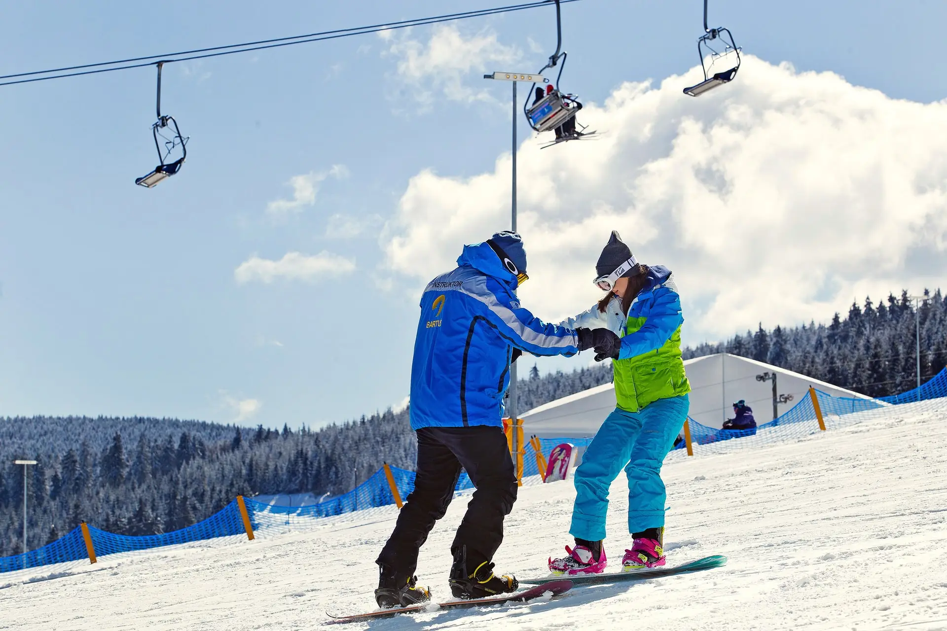 Lekcja snowboardu pod kolejką